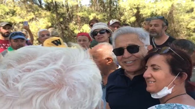 Zülfü Livaneli direnişe destek için Akbelen'de. Vatandaşlarla "Kardeşin duymaz" türküsünü söyledi