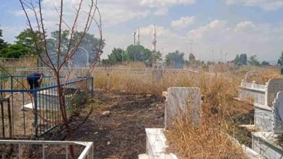 Mezarlık alev alev yandı
