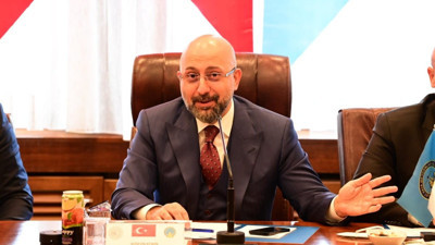 Böyle ‘becerikli bürokrat’ görülmedi. Aynı anda 5 koltukta oturuyor ve 2 şirketi var