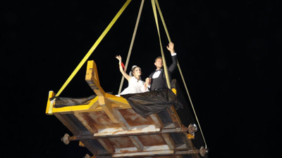 Edirne'de gelin ile damat düğün alanına vinçle indi