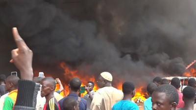 Fransa, Nijer'e yönelik tüm mali yardımlarını askıya aldı