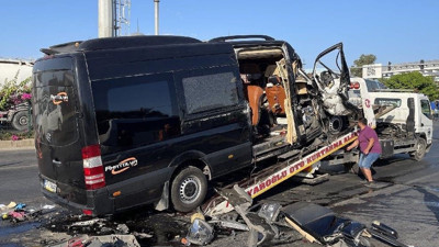 Antalya'da tur minibüsü TIR'a arkadan çarptı: 2 ölü 10 yaralı