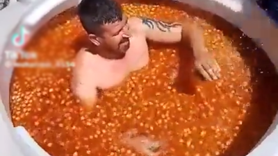 Çıplak halde zeytin tankının içine girmişti. Tek cümleyle serbest kaldı