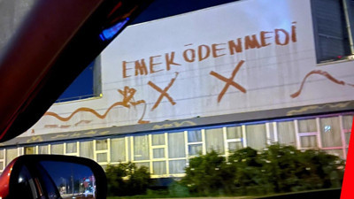 Parasını alamayan boyacı düğün salonunun duvarına 'Emek ödenmedi' yazdı