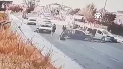 Kafa kafaya çarpışan iki araçtaki 6 kişi ölümden döndü. Kaza anı saniye saniye görüntülendi