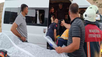 El freni çekilmeyen minibüsün altında kaldılar: 1’i ağır 3 yaralı