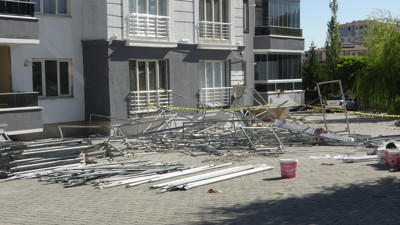 İnşaat iskelesi çöktü: 3 işçi ağır yaralandı