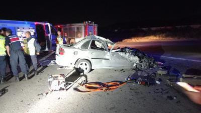 Kamyonetle otomobil çarpıştı: Ölü ve yaralılar var