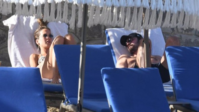 Ünlü oyuncular Birkan Sokollu ve Eda Gürkaynak tatilde şezlong romantizmi yaşadı