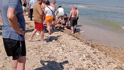 Serinlemek için denize giren 4 kişi son anda kurtarıldı