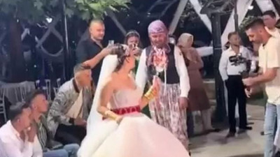 Gelin damada tasma takıp ‘salako’ kostümüyle sahnede gezdirdi