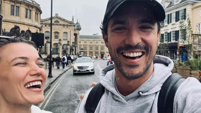 Pınar Deniz ile Kaan Yıldırım sırılsıklam oldu. Londra'dan paylaştılar
