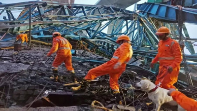 Hindistan'da vinç devrildi: 17 kişi öldü