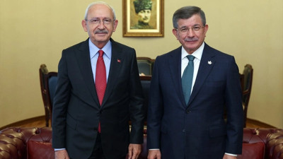 CHP’den Davutoğlu’na yanıt: Kimse kafalarına silah dayayıp ‘Gelin buradan aday olun’ demedi