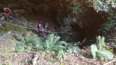 Mağaraya düşen dana güçlükle kurtarıldı