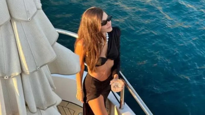 Hande Erçel tekne pozlarını paylaştı. O detay dikkatlerden kaçmadı