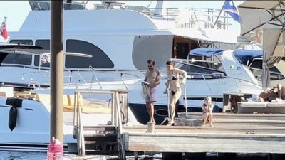 Kaza geçiren Beren Saat koltuk değnekleri le denize girdi