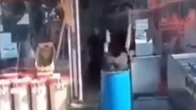 Sıcaktan bunalan vatandaş kendini fıçıya attı. Boğulma tehlikesi yaşadı