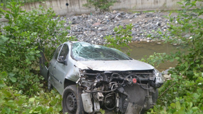 Otomobil dereye uçtu: 4 yaralı