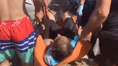 Boğulmak üzere olan gencin imdadına cankurtaran yetişti