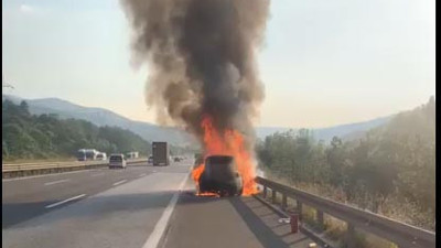 Seyir halindeki otomobil bir anda yanarak kullanılamaz hale geldi