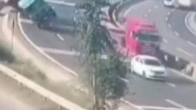 Kontrolden çıkan TIR menfeze devrildi