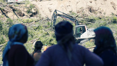 Akbelen’de kesilen ağaçların toplanmasını köylüler çaresizce izledi