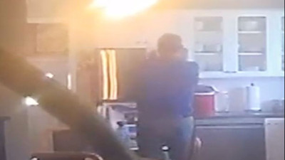 Müşterisinin buzdolabından süt içen emlakçıya 20 bin dolar ceza