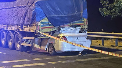 Şanlıurfa'da otomobil tırın altına girdi: 2 ölü