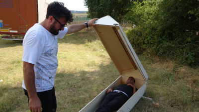 İnternetten az kullanılmış tabut satışı