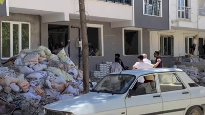 Adıyaman'da çıkan kavgada taşlar havada uçuştu kızlara yumruk atıldı