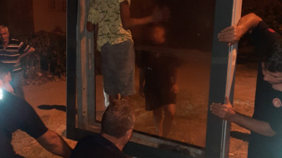 Reklam panosuna sıkışan çocuğa kurtarma operasyonu