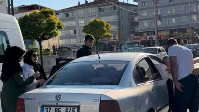 Aracın önünü kesip döner bıçağı ile tehdit ettiler