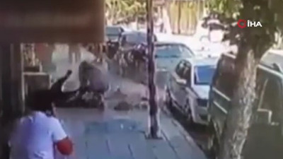 Kaldırımda yürüyen baba-kızın üstüne beton parçalarının düştüğü anlar kamerada