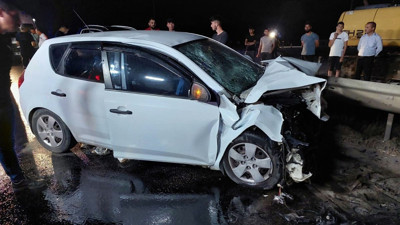 Araçlar kafa kafaya çarpıştı: 6 yaralı