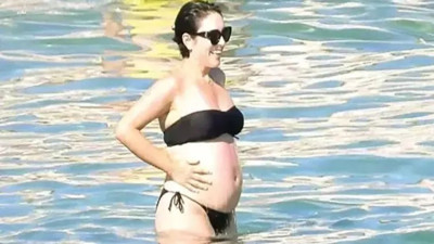 Ezgi Mola karnı burnunda denize girdi. Bebek göründü