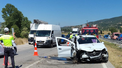 Otomobil bariyerlere çarptı: 1 çocuk öldü. 2'si çocuk 4 kişi yaralandı