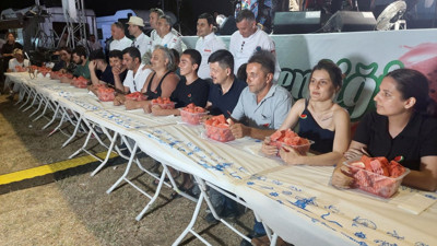 İki kilo karpuzu yiyen altın kazandı