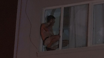 Kendini eve kilitleyip elinde bıçakla polise direndi