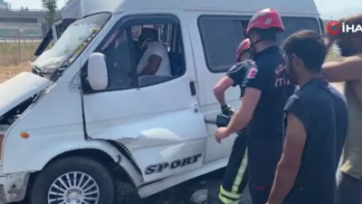 Minibüs su tankerine çarptı: Sıkışan sürücü aracın kapısı kesilerek kurtarıldı