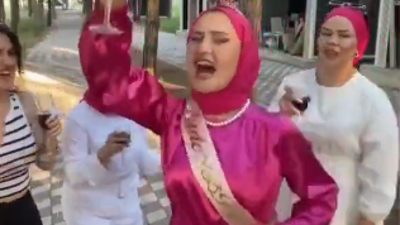 Tesettürlü gelin bekarlığa veda partisinde şampanya patlattı