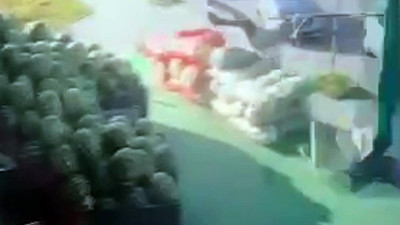 Şiddetli rüzgarda havalanan şemsiye ile uçtu. Yaralanan vatandaş hastanelik oldu