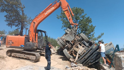 Muğla'da hafriyat yüklü kamyon devrildi: 1 kişi yaralandı