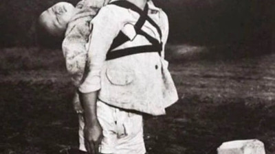 Sırtında ölü kardeşiyle 10 dakika esas duruşta durdu. Hiroşima'da ölü kardeşinin yakılmasını seyretti