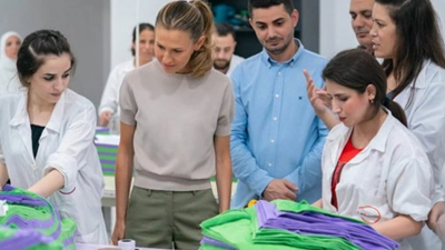 Türkiye'deki Suriyelilere duyurulur. First Lady'niz sokağa indi. Hani iç savaş vardı?