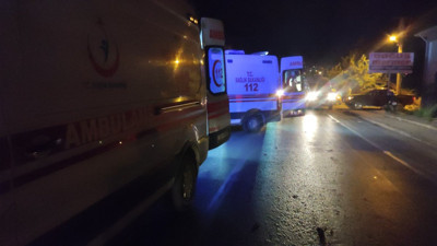 Otomobil ile motosiklet kafa kafaya çarpıştı