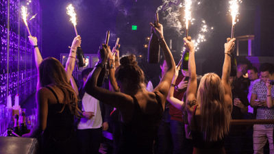 Gece kulübünden çıkan gençlere ücretsiz taksi hizmeti