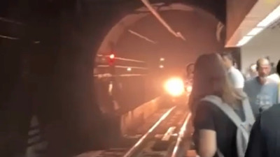 Marmaray’da trenin önüne atladı. Panik dolu anlar kamerada