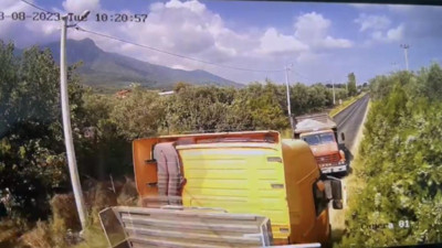 Kamyon ile tırın çarpışması kamerada