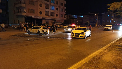 Köpeğe çarpmamak için ani fren yapınca başka otomobil çarptı